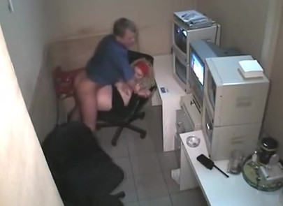 Охранник выебал проститутку в своей каморке на скрытую камеру