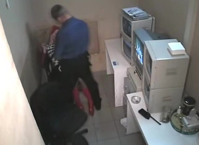 Охранник выебал проститутку в своей каморке на скрытую камеру