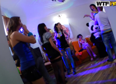 Панда стриптизер завел студенток и превратил вечеринку в групповуху